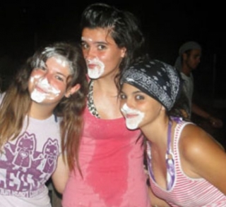 tres ninas con la cara de espuma.jpg